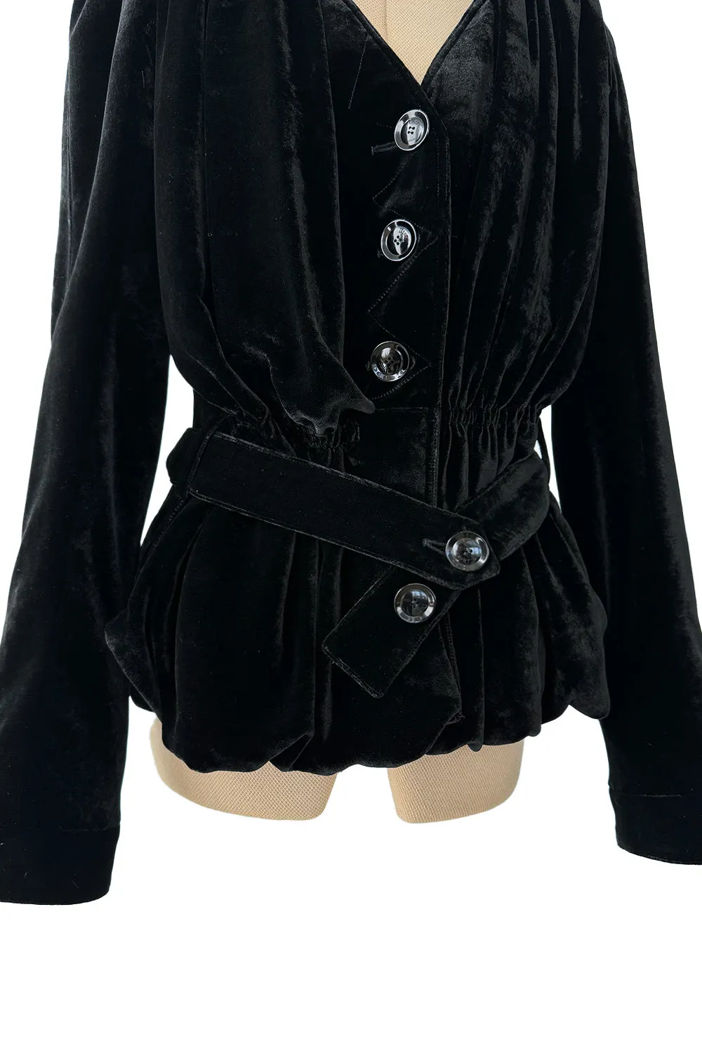 Stunning Fall 2005 Christian Dior By John Galliano Runway Black Velvet Jacket e Belt Detail