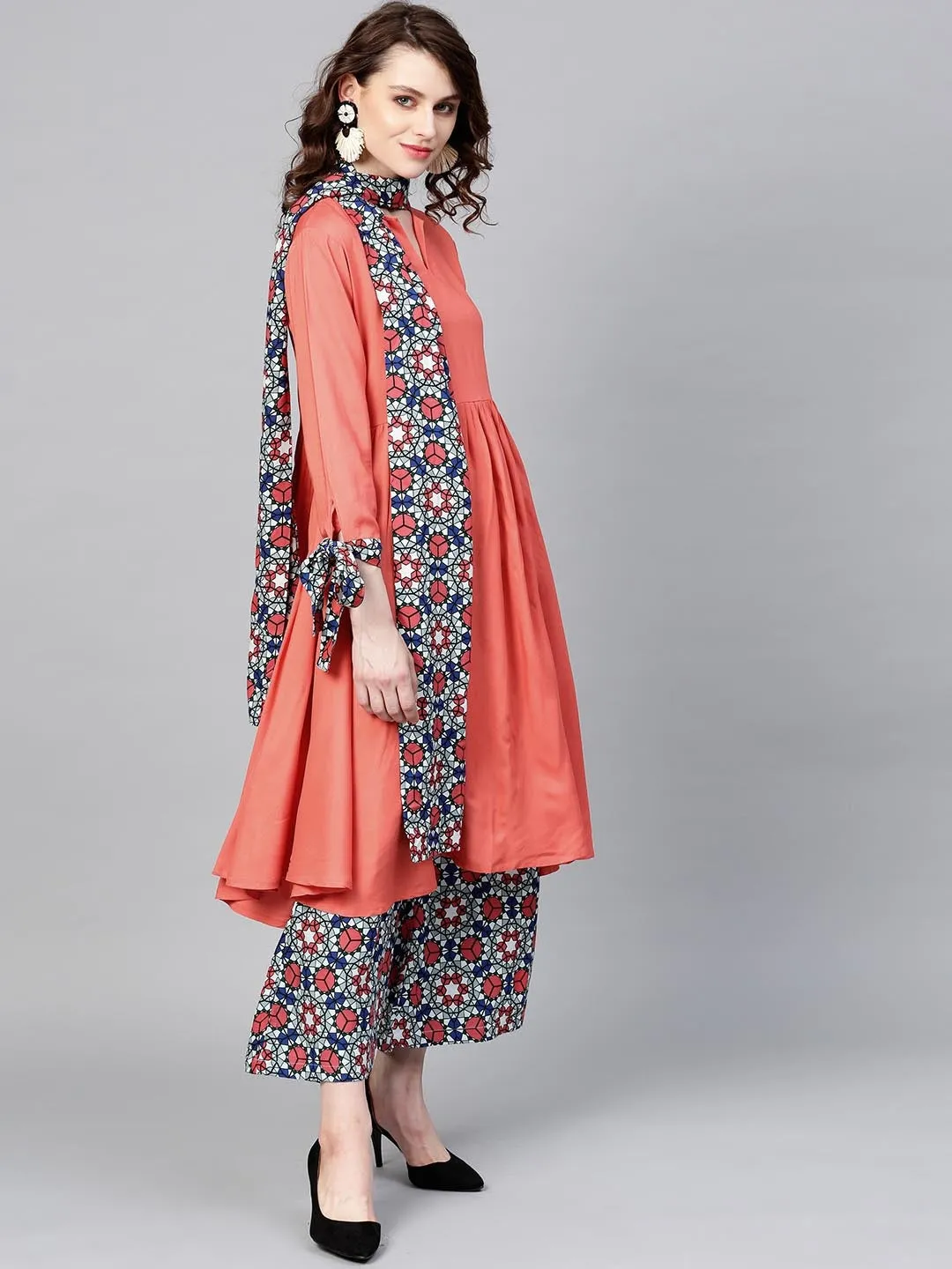 Women Peach & Blue Solid Kurta Set
